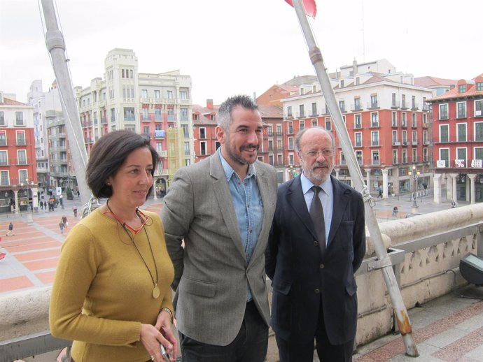 Óscar de Ribera junto a Mercedes Cantalapiedra y Javier León de la Riva