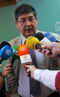 Valderas asegura que la Junta da los "primeros pasos" con el decreto contra exclusión social para lograr la Renta Básica