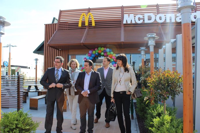 El alcalde de Alcalá de Guadaíra visita el nuevo establecimiento. 