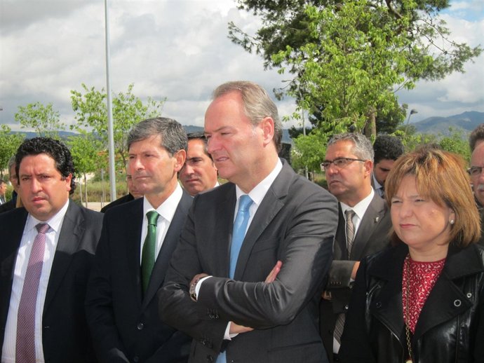 Alberto Fabra, en el centro, junto a Bataller (primero por la izquierda)