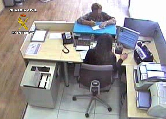 Imágenes de una de las detenidas retirando efectivo de un banco
