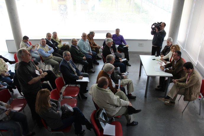 Espadas en la asamblea de asociaciones de Macarena