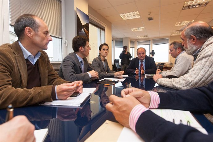 La reunión de AMA y el consejero de Medio Ambiente, Javier Fernández 