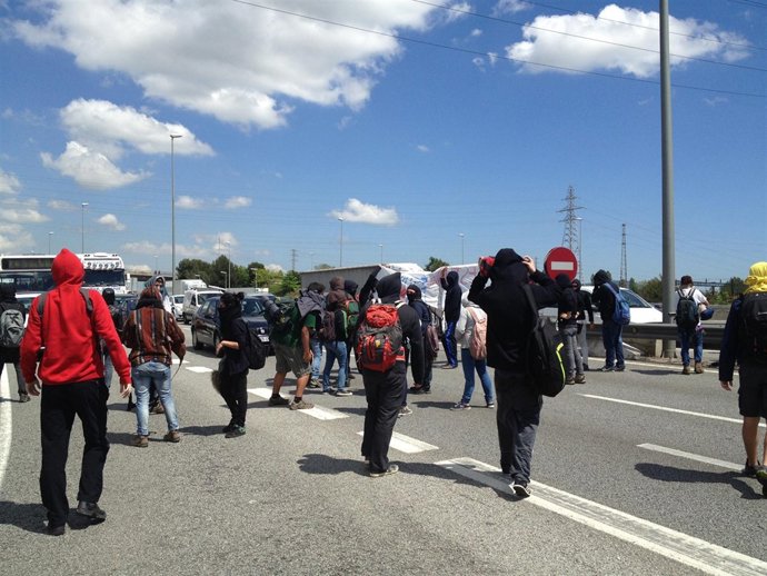 Estudiantes cortan la AP-7 y la B-30 ante la UAB
