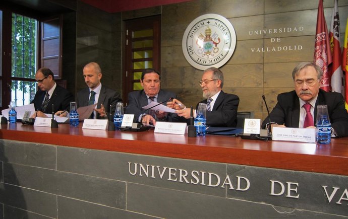 Sacristán y Sáez Aguado se intercambian el convenio ante Pastor y Marcilla