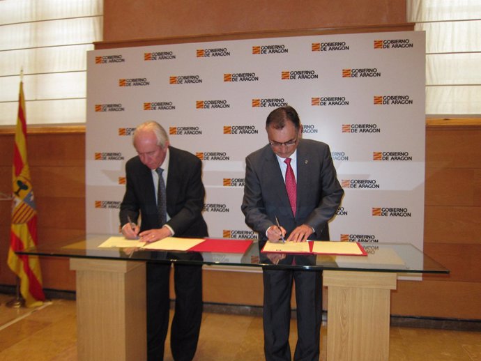 Bono y Cobo firmando el acuerdo por el que GM España participa en Arex Network