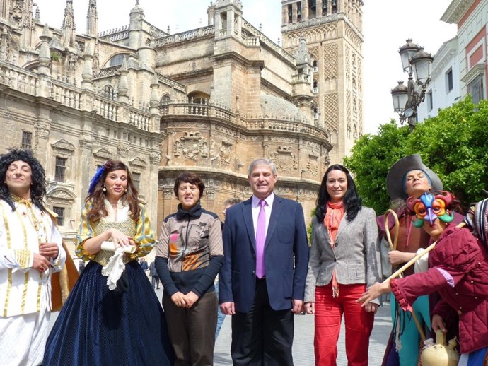 Presentación del mercado barroco de Olivares ante la Catedral de Sevilla