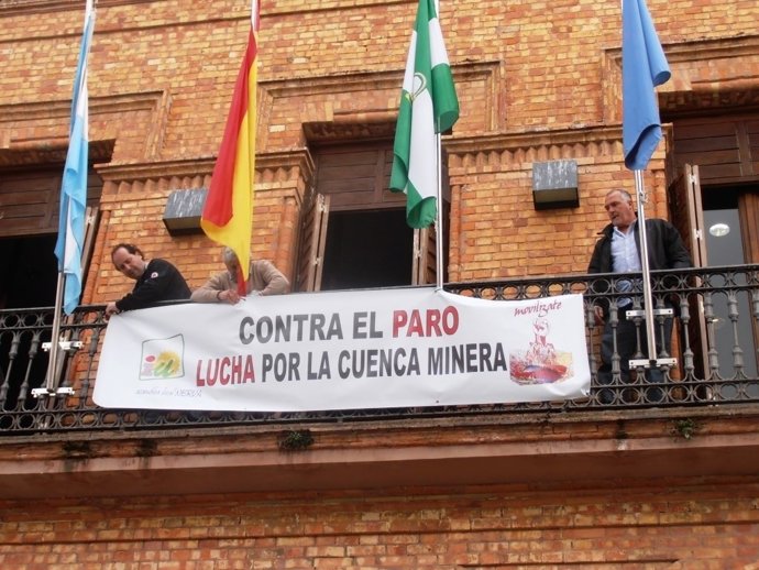 Encierro de los militantes y cargos de IULV-CA en Nerva.      
