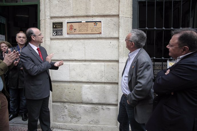 El alcalde descubre junto al periodista José María Granados la placa de los JJMM