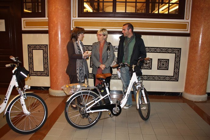 Entrega de bicicletas eléctricas a 15 municipios de Barcelona