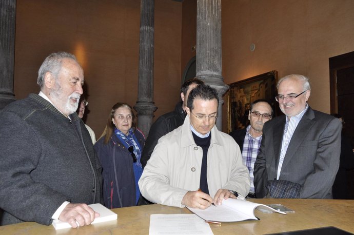 Miembros de Aragón Trilingüe firman la queja contra la nueva Ley de Lenguas.