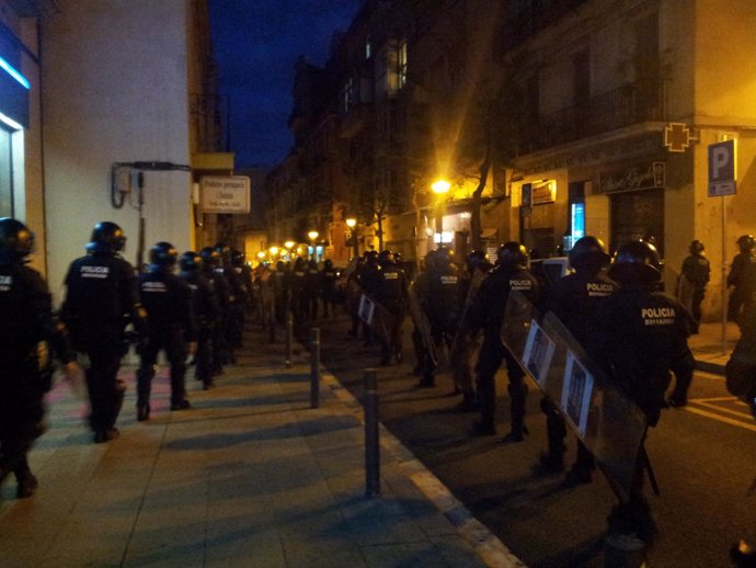 Mossos d'Esquadra en una manifestación anticapitalista en Gràcia