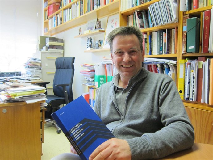 Xavier Vence, portavoz nacional del BNG, en su despacho de la USC con su libro