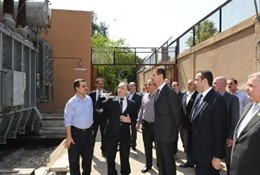 El presidente sirio, Bashar al Assad, en una estación eléctrica de Damasco.
