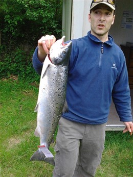 Roberto Lanz muestra el salmón