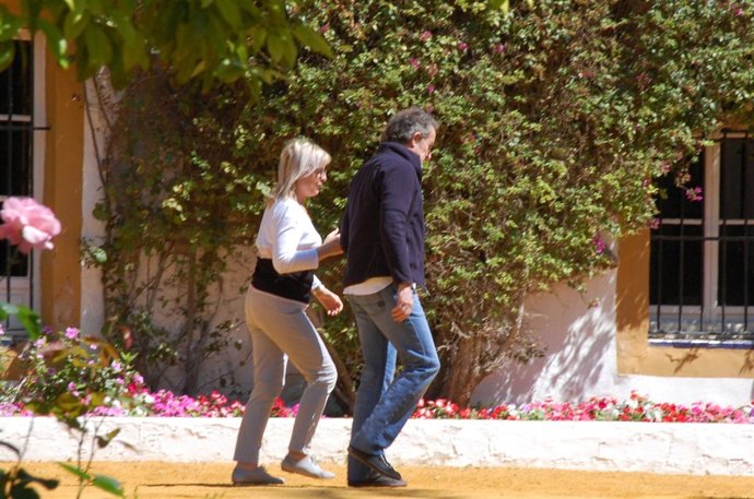 Alfonso Diez paseando por los alrededores de su casa