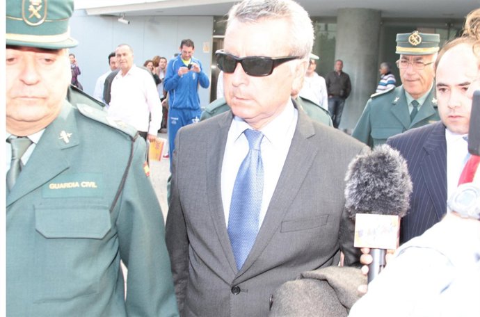 Ortega Cano recogiendo la sentencia