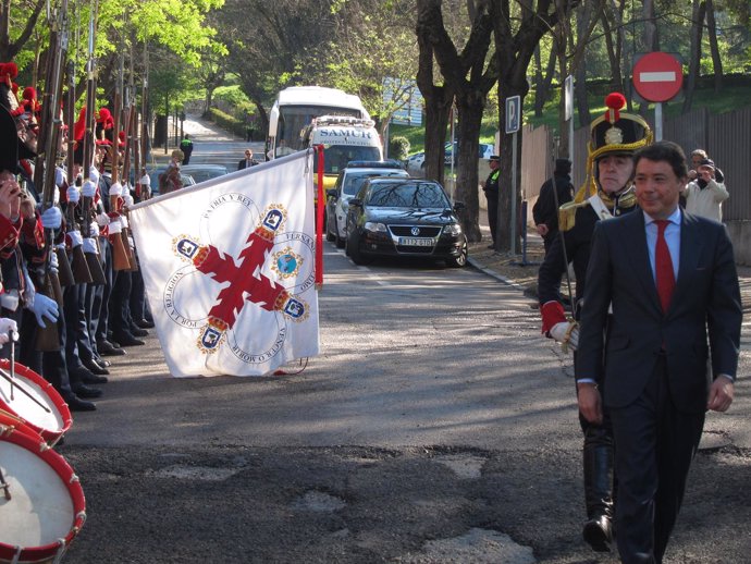 Ignacio González en la ofrenda floral a los héroes del Dos de Mayo
