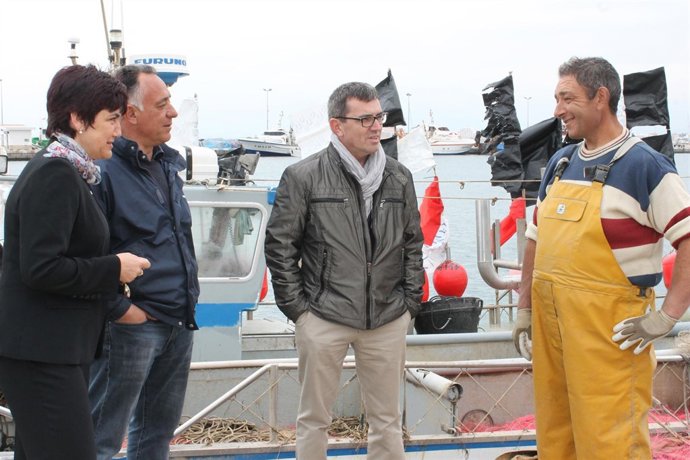 Representantes de los tres organismos impulsores de Turismo pesquero en Roses 