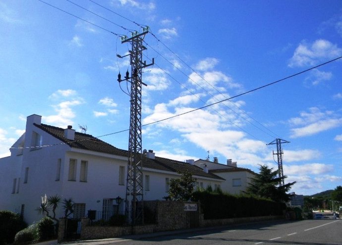 Línea eléctrica en Calella de Palafrugell antes de los trabajos de reforma