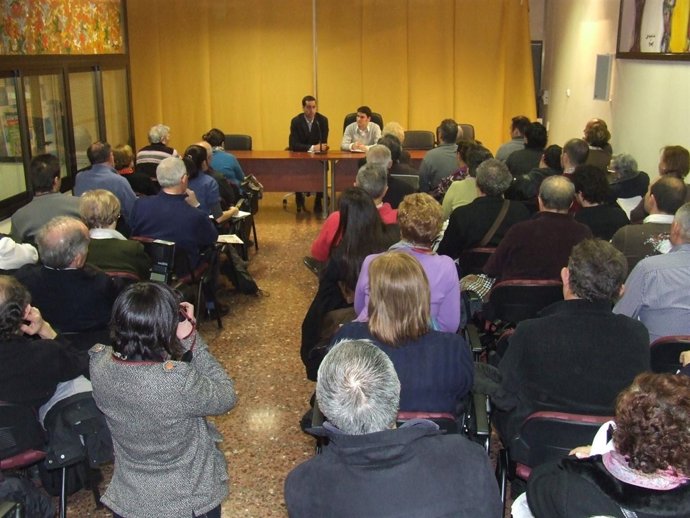 Afectados por las preferentes durante una reunión organizada por Adicae.