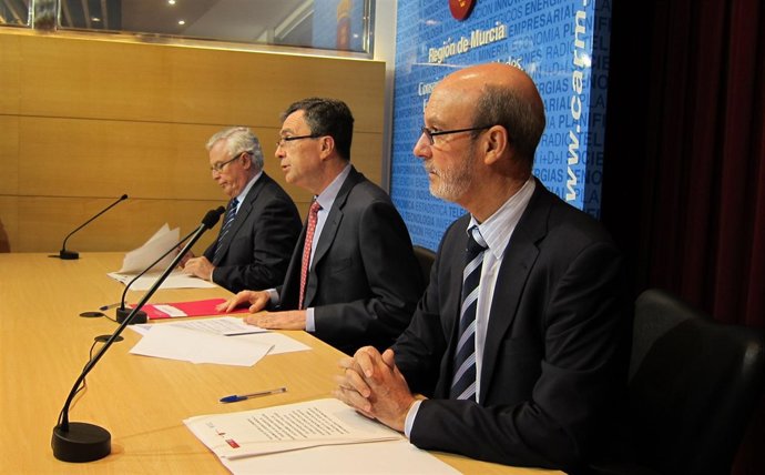 Ballesta en el centro junto a rectores de las universidaes de Murcia y Cartagena