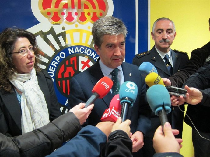 Ignacio Cosidó junto a la delegada del Gobierno en Navarra, Carmen Alba