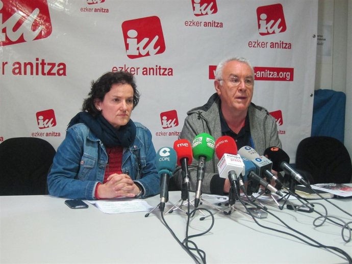 Cayo Lara con Isabel Salud, coordinadora de IU en Euskadi
