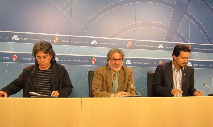 González flanquedo por los coordinadores de IU en Ávila (i) y Salamanca (d)