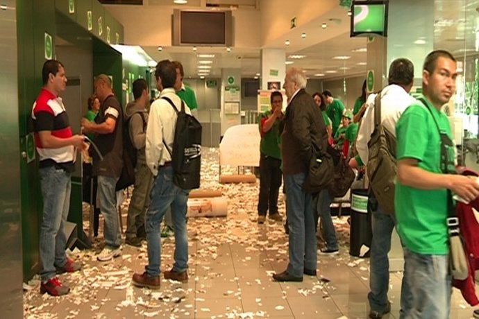 Activistas de la PAH en la oficina principal de Bankia en Barcelona