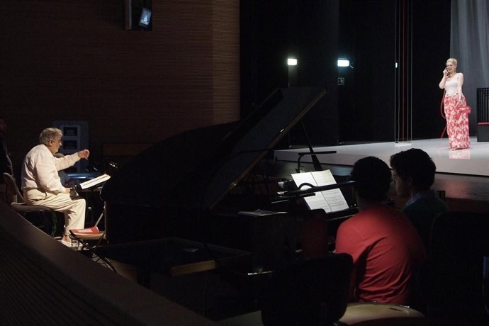 Plácido Domingo dirigiendo