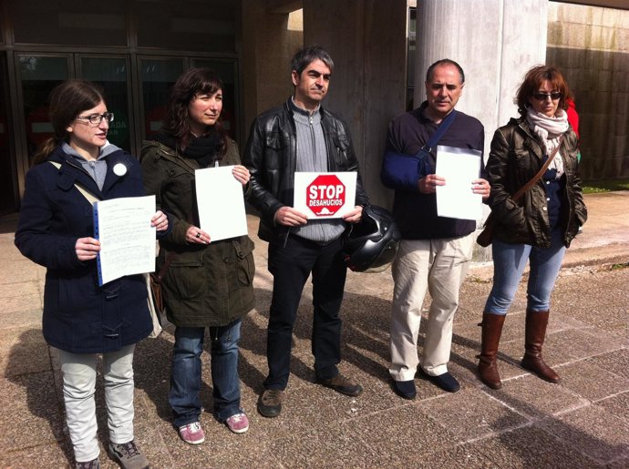 Miembros de Stop Dasahucios ante los juzgados de Santiago