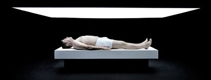 Pere Arquillué en una de las escenas de 'Primer amor', de Samuel Beckett. 