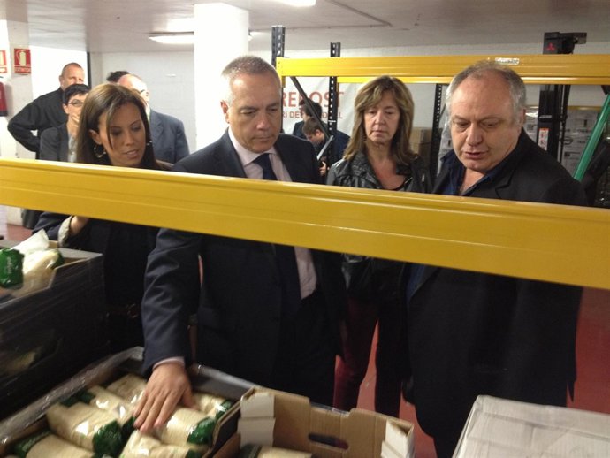 Pere Navarro, en su visita al 'Rebost Solidari' de Sabadell