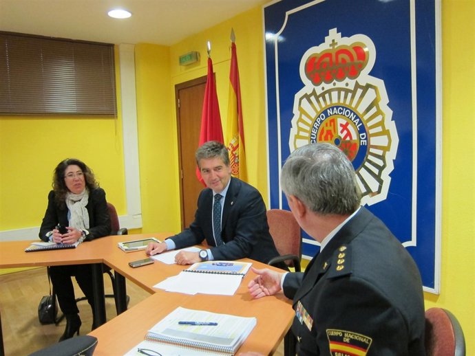 La delegada del Gobierno en Navarra junto a Ignacio Cosidó 