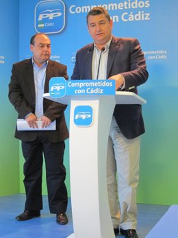 Antonio Sanz, presidente del PP de Cádiz, junto a JM Martínez, portavoz de Pesca