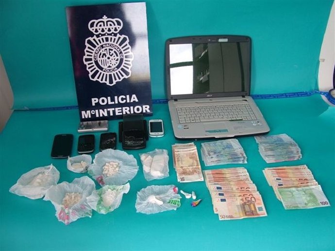 En la imagen, droga y efectos intervenidos a los detenidos