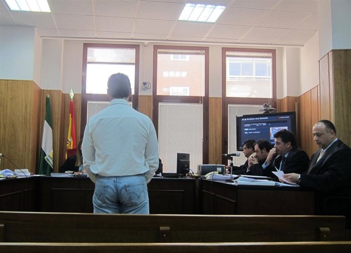 El acusado, en el juicio por grabar a mujeres en el baño de su pub en Cazorla.