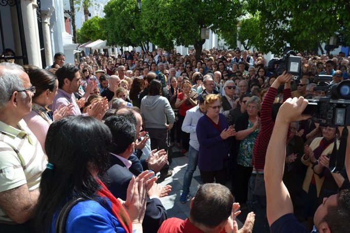 Concentración frente al Ayuntamiento de Almonte para apoyar a las familias. 