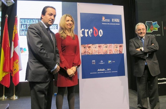 El alcalde de Arévalo (I), Alicia García y Gonzálo Jiménez (D) junto al cartel