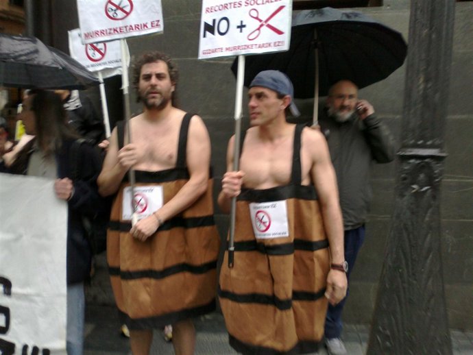 Concentrados contra "los recortes de Lanbide"