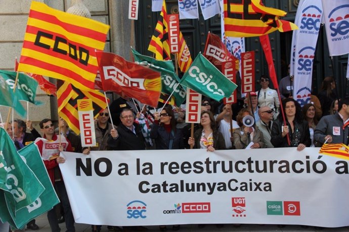 Sindicatos de CatalunyaCaixa ante el Banco de España en Barcelona