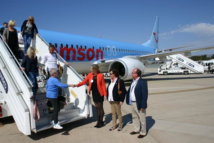 Recibimiento a los primeros turistas ingleses que llegan a Almería con TUI UK