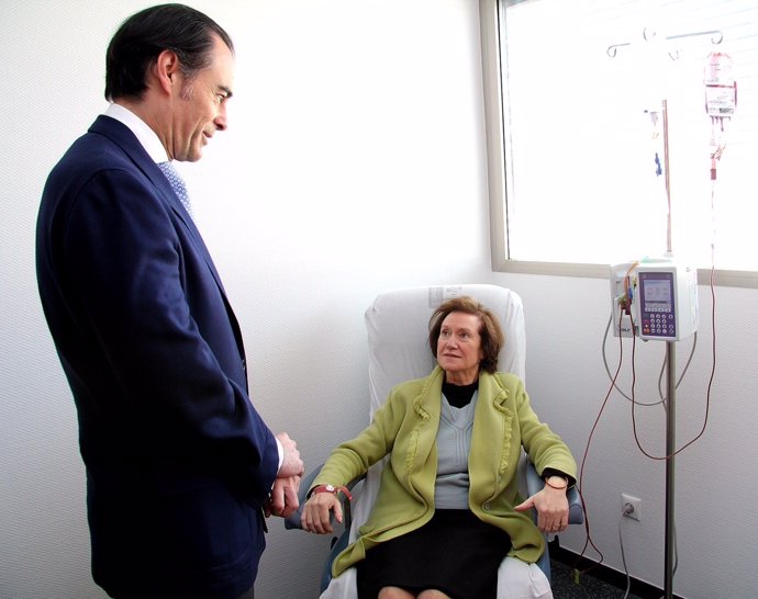 Llombart habla con una paciente en su visita al Hospital de Alcoy