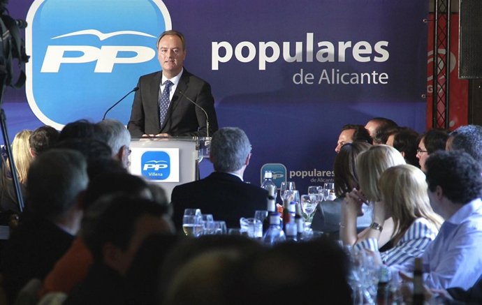 Alberto Fabra en la reunión comarcal del PP en Villena 