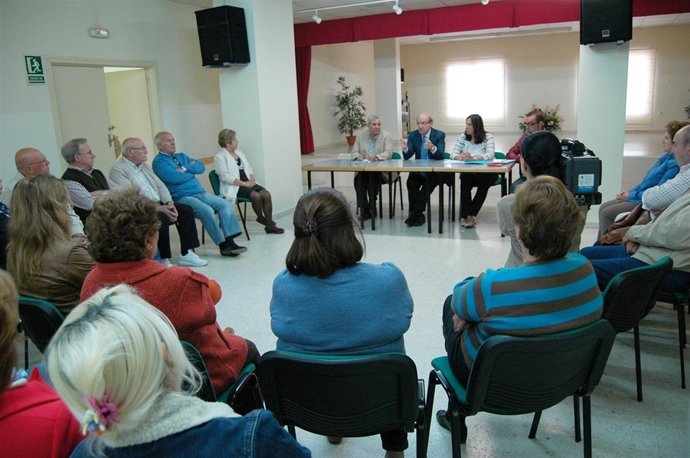 El alcalde de Huelva, Pedro Rodríguez, con vecinos. 