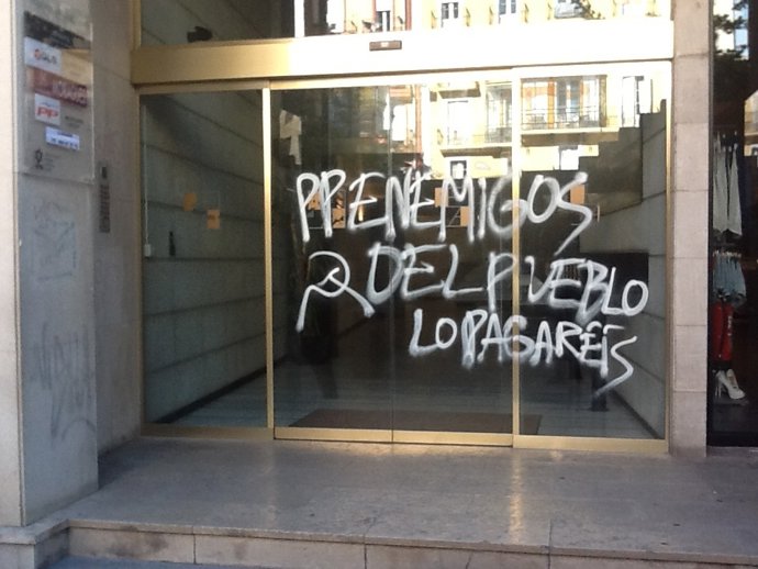 Pintada amenazadora en la sede del PP de Lleida