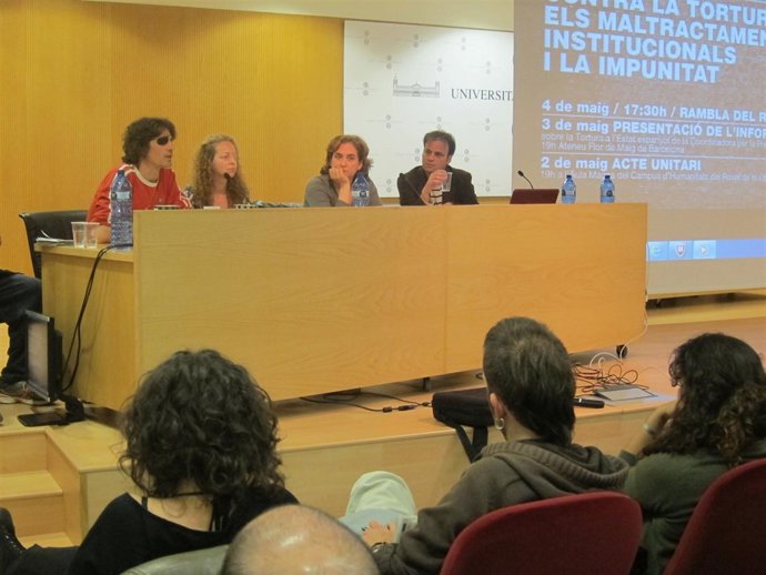 En el centro, Ester Quintana y Ada Colau (PAH).