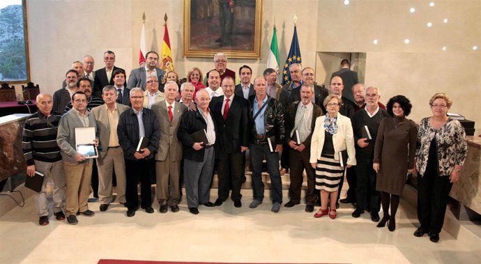 Rodríguez-Comendador con los alcaldes de barrio en el homenaje de despedida
