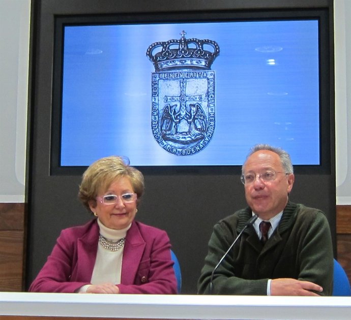 Trinidad Ordiz Junto Al Doctor Gonzalo Rey